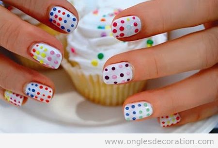 Décoration d'ongles avec petit pois de couleurs, ressemble confetti