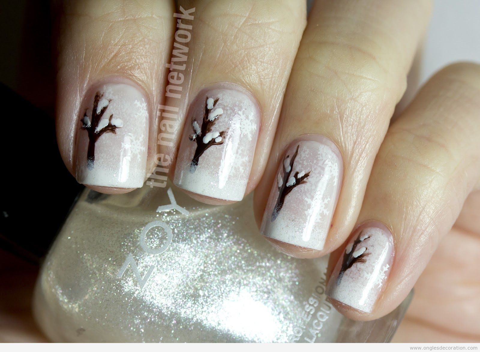 Déco sur les ongles avec un dessin d'arbre en hivern