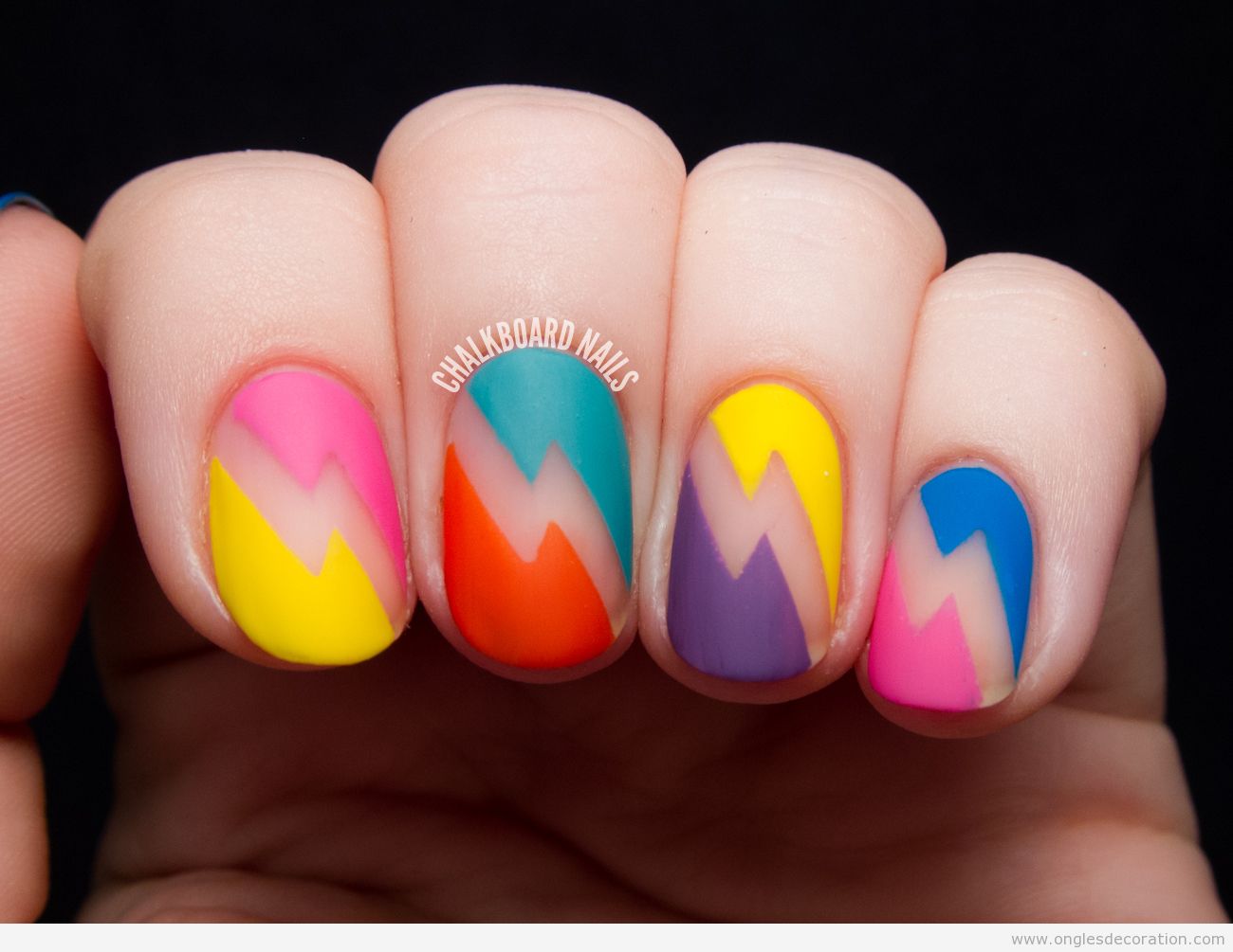 Déco ongles rayon couleurs en mat style années 80